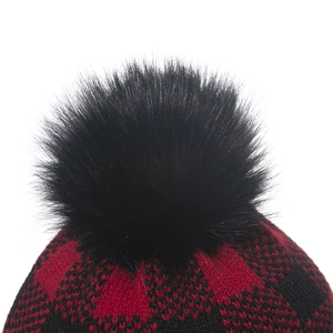 Winter Kinder Strickmütze mit rot-schwarzem Karomuster und großem schwarzen Bommel