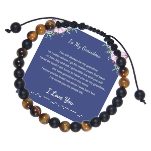 Détail du bracelet Morse en œil de tigre et pierre mate avec carte pour grand-mère
