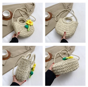 Detailansicht der cremeweißen Strohtasche mit 3D-Sonnenblume und langem Schultergurt