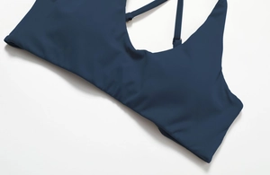 Gros plan détaillé du soutien-gorge de sport bleu foncé avec fines bretelles et coutures