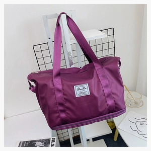 Detailansicht der lila Reisetasche aus Oxford-Gewebe mit Reißverschluss und Logo-Tag