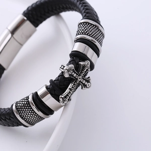 Bracciale vintage in pelle intrecciata nera da uomo con croce e chiusura in acciaio inox