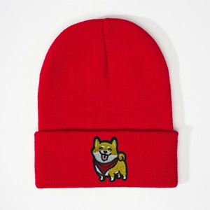 Bonnet en tricot rouge avec broderie Shiba Inu et texture côtelée sur fond blanc