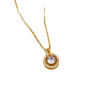 Elegante collana in acciaio al titanio dorato con ciondolo tondo in zircone e design halo