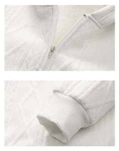 Nahaufnahme der Steppstruktur, des Halbreißverschlusses und des warmen Fleecefutter-Hoodies