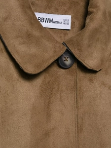 Detailansicht von Revers und Knöpfen einer braunen Damenjacke in Wildlederoptik