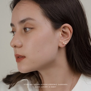 Elegant S925 sterling silver dragonfly stud earrings plated in 18k gold on a female model