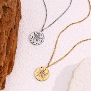 Détail du collier pendentif étoile ronde avec zircons en plaqué or et argent brillant