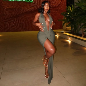 Détail d'une robe licou vert olive foncé avec col en V profond et fente latérale haute