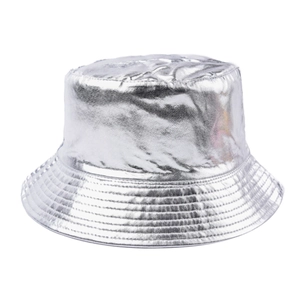 Détail du chapeau bob argenté avec surface réfléchissante et texture de bord cousu