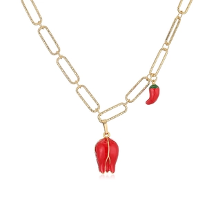 Detail der Goldkette mit rotem Blütenknospen- und Chili-Anhänger auf weißem Hintergrund