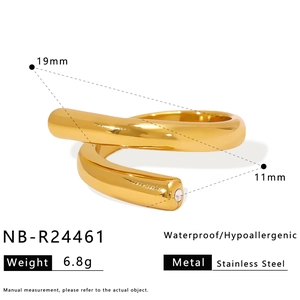 Detail of 6.8g gold spiral stainless steel ring with zircon accents and dimensions
