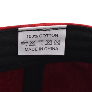 Détail de la doublure en coton de la casquette avec étiquette d'entretien