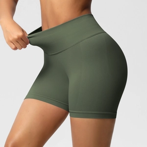 Détail du short de yoga olive sans couture montrant l'élasticité et le contrôle du ventre