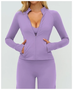 Détail de la veste de yoga violet clair ajustée avec poches zippées et tissu brossé