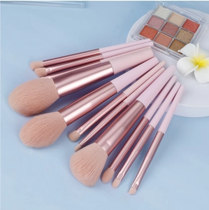Set de pinceaux maquillage roses avec fibres synthétiques et tubes en or rose