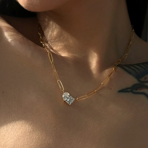 Collana a graffetta placcata oro 18k con pietre di zircone a goccia e quadrate su modella