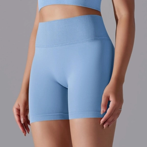 Détail rapproché de la taille haute côtelée sans couture sur le short de yoga bleu clair