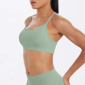 Gros plan sur la texture du soutien-gorge de yoga vert sauge et les bretelles fines
