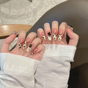 Faux ongles léopard français avec paillettes dorées champagne et pierres précieuses carrées