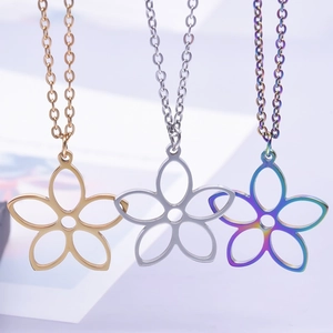 Set di collane con ciondolo a fiore in acciaio inossidabile in oro, argento e arcobaleno