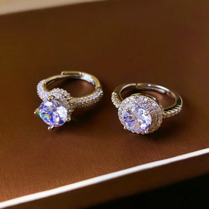 Détail macro de bagues réglables en argent avec sertissages de zircons ronds étincelants