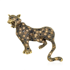Detailed view of leopard brooch with golden plating and black square gemstones