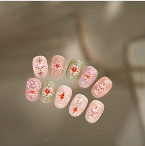 Nahaufnahme von Weihnachts-Nagelaufklebern mit Schneemann- und Schneeflocken-Motiven