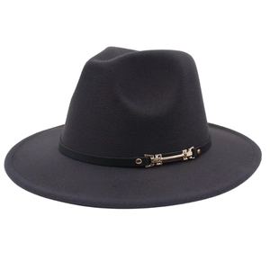 Détail du chapeau en laine avec ruban fin en cuir noir et boucle en métal doré