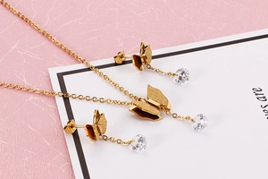 Detailansicht eines vergoldeten Schmetterlings-Schmucksets aus Edelstahl mit Zirkonia