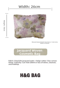 Détail de la trousse de maquillage jacquard violette montrant les dimensions 26x18cm et sa capacité