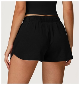 Gros plan arrière du short de sport noir taille haute avec taille élastique et fentes