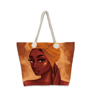 Détail du sac de plage en toile avec imprimé africain artistique et anses en corde de coton