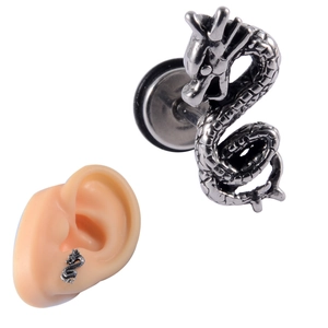 Gros plan sur boucle d'oreille dragon en acier argenté avec vue portée sur modèle