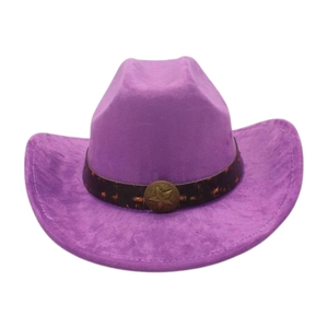 Détail d'un chapeau de cow-boy violet avec bande en similicuir et boucle étoile bronze