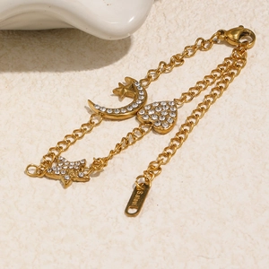 Détail du bracelet double couche en acier inoxydable plaqué or 18 carats avec lunes et étoiles