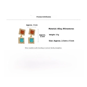 Détail de boucles d'oreilles carrées en cristal avec pierres ambre et bleues et aiguille en argent