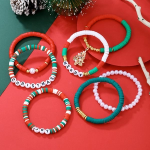 Set de bracelets de Noël avec disques en argile rouge vert et perles sur fond festif