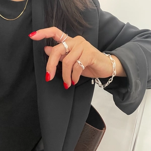 Minimalist 925 silver rings and chain jewelry set worn by a model with red nails