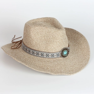 Dettaglio del cappello di paglia intrecciato a mano con fascia etnica e turchese