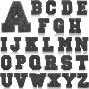 Dettaglio macro delle toppe alfabetiche A-Z in ricamo di ciniglia nero e grigio