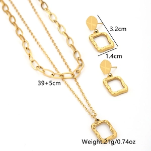 Set aus doppellagiger goldener Edelstahlhalskette und rechteckigen Hängeohrringen