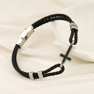 Bracelet tendance en cuir tressé avec croix en fibre de carbone et fermoir magnétique