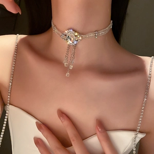 Collier ras du cou baroque multicouche avec cristal ovale et pampilles scintillantes