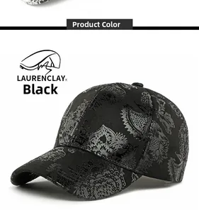 Dettaglio del cappellino nero con motivi paisley grigi e consistenza in raso setoso