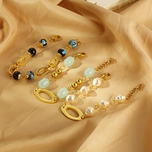 Gold-plated stainless steel bracelet set with resin beads and pearls on silk