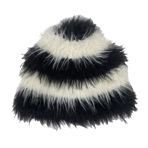 Gorro de punto de piel sintética a rayas en negro y blanco crema para el invierno