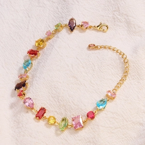 Detail eines farbenfrohen Zirkon-Armbands mit verstellbarer Goldkette und Verschluss
