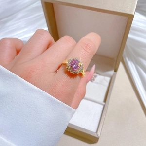 Bague dorée ajustable avec cristal rose rond et halo de petits diamants