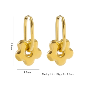 Boucles d'oreilles fleur en acier doré 18K mesurant 29mm de haut et 15mm de large